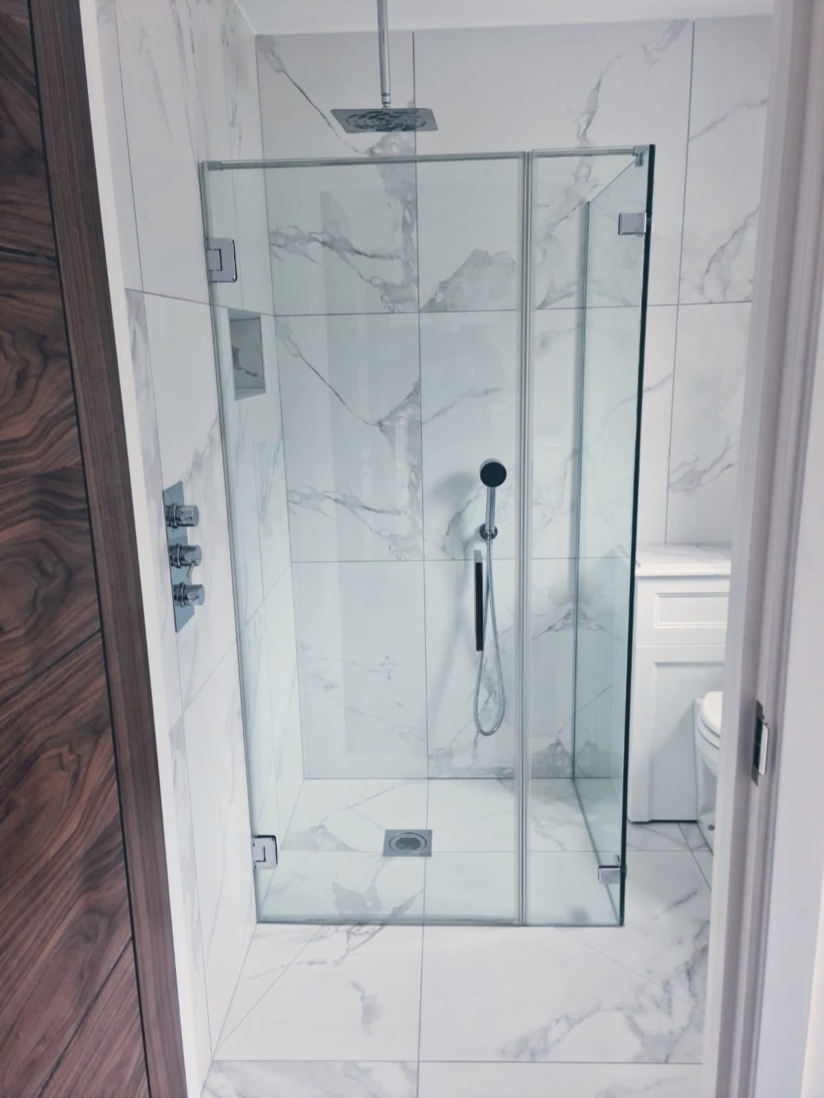 Full glass shower enclosure