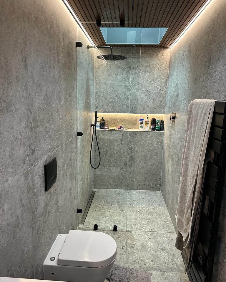 Minimal wet-room panel