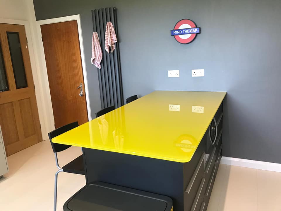 Made-to-measure painted glass